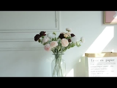 خانه هاي بالاتري با سبک نورديک با سه سر طلايي به شکل هزارتا گل مصنوعي