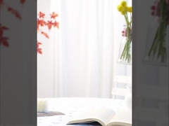 گل های شبیه سازی شده با یک احساس عالی و واقعی، بسته بندی شده با توپ های طلایی، دکوراسیون نرم هتل