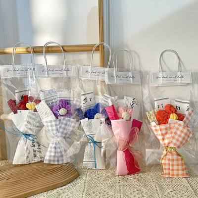 خرید گلدسته ي تکي هديه روز ولنتين دست سازي بزرگ پارچه اي با گل هاي روشن و رنگارنگ تولید آنلاین