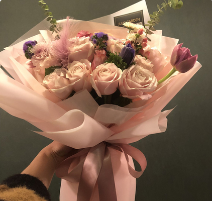 قیمت خوب کاغذ بسته بندی هدیه دسته گل پلاستیکی شفاف کره ای برای بسته بندی گل آنلاین