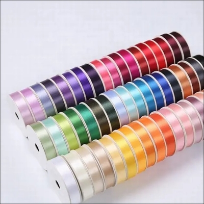قیمت خوب ریتون هدیه پوششی پلی استر ساتن 10mm 100mm رول سفارشی برای بسته بندی کریسمس آنلاین