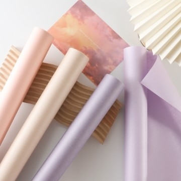 کاغذ کرافت با رنگ های مختلف کاغذ ضخیم گل عروسی مواد بسته بندی با سختی خوب و طراحی رنگ خالص