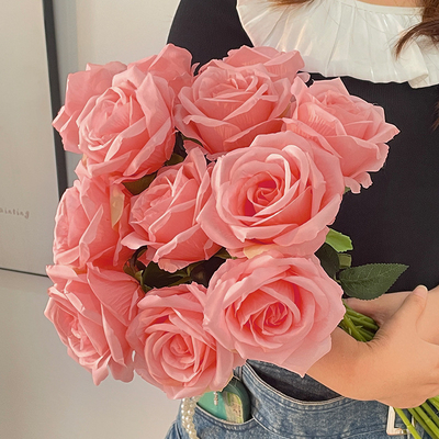 یک گل رز آبی یخ شکسته با لمسه ای واقعی برای عکاسی تزئینات خانگی روز ولنتاین با گل رز اکوادوری