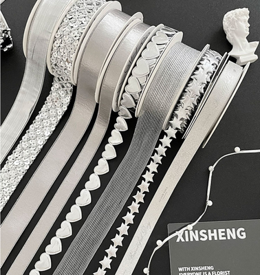 قیمت خوب روبان های کریسمس و دسته گل های سری نقره ای مناسب برای لوازم جانبی مو 2.5 سانتی متری آنلاین