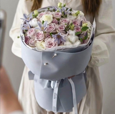 قیمت خوب کاغذهای گوهر دار در سبک کره ای ضد آب برای کافین کاغذهای گل آرتی بسته بندی 58*58 سانتی متر گلدان گرد پلاستیکی آنلاین