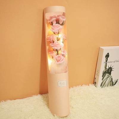 قیمت خوب هدیه های خلاقانه روز ولنتاین برای دوست دختر و بهترین دوست شما، مانند دسته های صابون، جعبه های هدیه گل های مصنوعی و سطل های آغوش، از تولید کننده به صورت عمده فروشی در دسترس هستند آنلاین