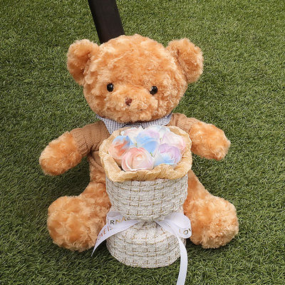 قیمت خوب دسته گل عروسک خرس عروسکی، هدیه تولد برای فارغ التحصیلی در جشنواره کیشی، یک دختر به بهترین دوست و دوست دخترش یک آغوش خرس عروسکی و یک دسته گل صابونی می دهد. آنلاین