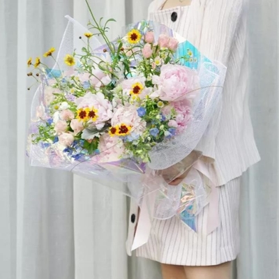 قیمت خوب کاغذ بسته بندی گل فروشی Rainbow PET 50cmx50cm کاغذ بسته بندی سلفون رنگین کمانی آنلاین